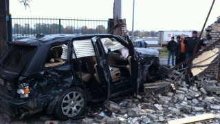 Illustration for article titled This is what happens when a Range Rover hits a wall at 120+ MPH